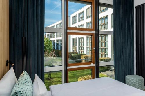 汉堡Clipper Boardinghouse - Hamburg-Michel的一间卧室设有一张床和一个大窗户