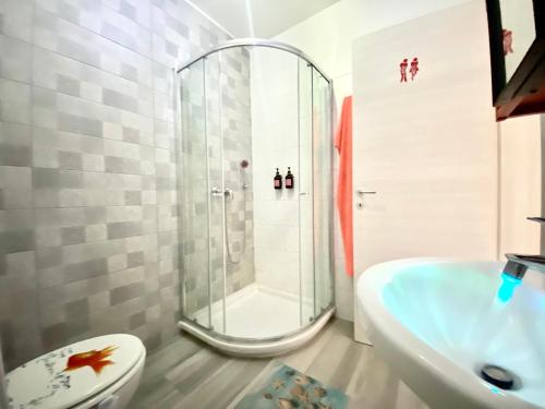 Tal-PietàCentral Private En-Suite with Balcony in shared residence的带淋浴、卫生间和盥洗盆的浴室