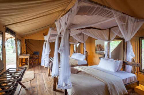 Kwa KuchiniaBaobab Tented Camp的一间帐篷内带两张床的卧室