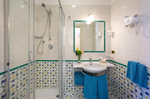 索伦托德尔玛雷酒店的一间带水槽和淋浴的浴室