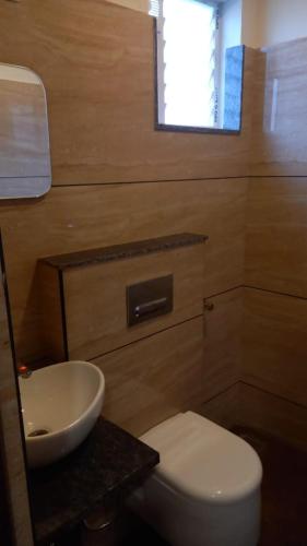 MamaGreenpark Residence的浴室配有白色卫生间和盥洗盆。