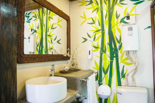 康塞普西翁德阿塔科Boutike Art & Wellness的一间带水槽、镜子和卫生间的浴室