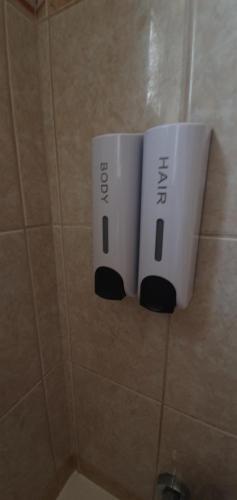 拉纳卡Vasilas Holiday Apartment #2的浴室墙上的2个任天堂Wii控制器