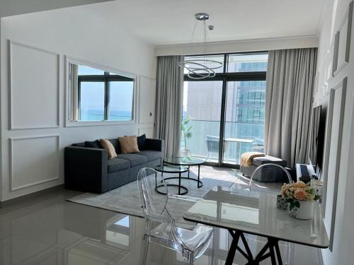 迪拜Luxurious Beachfront Apartment的客厅配有沙发和桌子