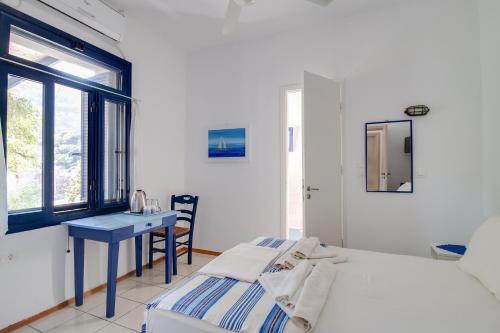 阿基奥斯基利考斯阿格里奥利克斯旅馆的一间卧室配有一张床、一张书桌和一个窗户。