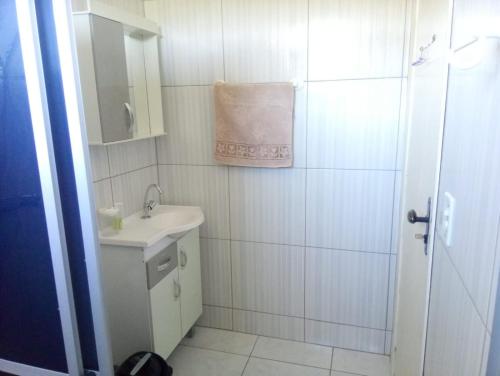 格拉玛多特拉迪赛民宿的白色的浴室设有水槽和镜子