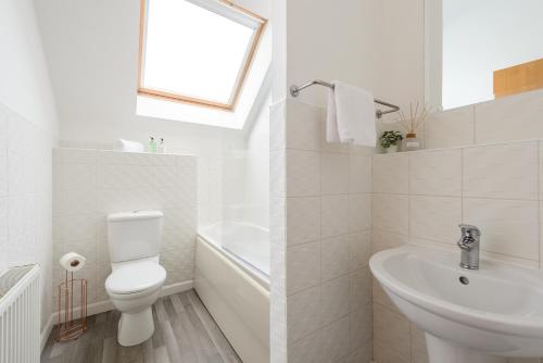 爱丁堡The Modern Mill Apartment的白色的浴室设有卫生间和水槽。