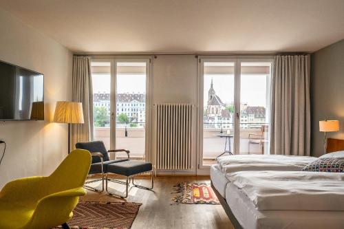 巴塞尔克拉夫特巴夏尔酒店的酒店客房设有一张床和一个大窗户