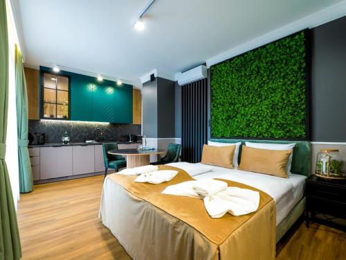 斯维诺乌伊希切Aparthotel Green Concrete - nowy, ekologiczny hotel w Świnoujściu的一间卧室设有一张大床和绿色的墙壁