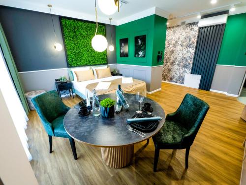 斯维诺乌伊希切Aparthotel Green Concrete - nowy, ekologiczny hotel w Świnoujściu的客厅配有桌椅和沙发