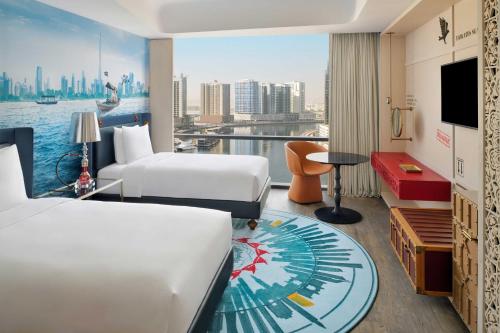 迪拜Hotel Indigo Dubai Downtown, an IHG Hotel的酒店客房,设有两张床,享有城市美景。