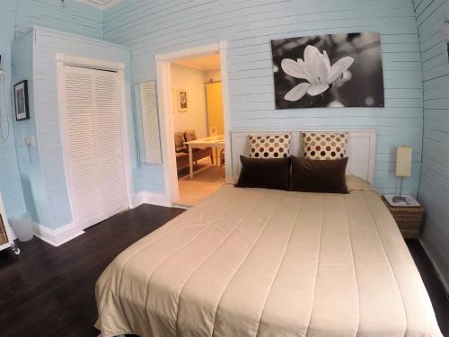 迈尔斯堡Barra Villa Resort House I的一间卧室,卧室内配有一张大床