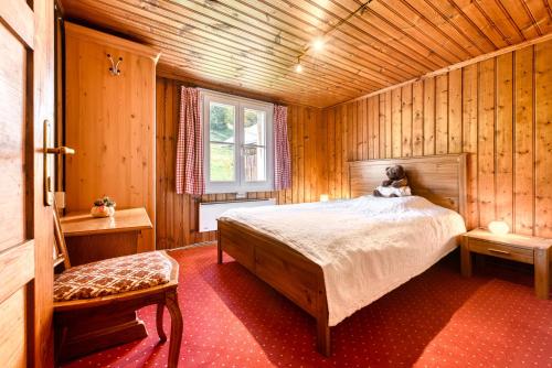 比尔塞贝格Berghaus Tschengla by A-Appartments的木制客房内的一间卧室,配有一张床