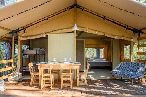 卡斯蒂里昂纳·德拉佩马雷玛圣苏西露营酒店的帐篷在甲板上配有桌椅