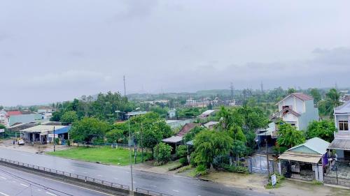 Phú Khê (2)Hotel Bảo Quang的一座有房子的城市,一条街道和一条道路