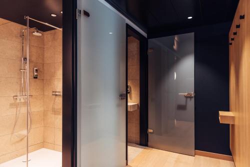 伯尔尼harry's home Bern-Expo的带淋浴的浴室和玻璃门