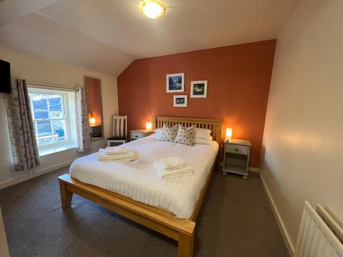 莫珀斯The Beresford Arms的一间卧室配有一张床,上面有两条毛巾