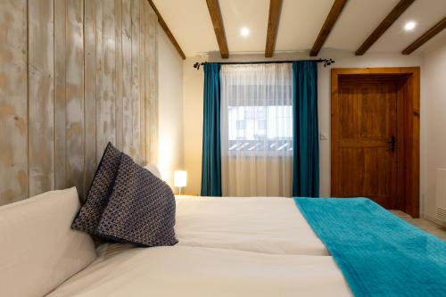 班斯科Къщи за гости Сноуфлейк Snowflake Chalet and Snowflake Lodge的卧室配有白色的床和窗户。