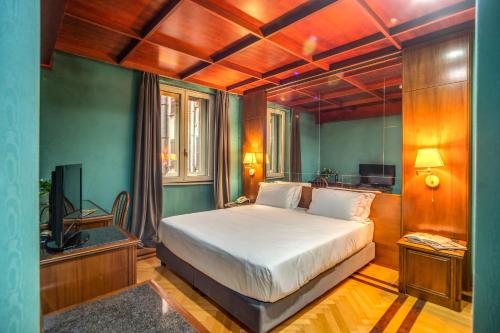 罗马麦迪逊酒店的一间卧室配有一张床和一台电视