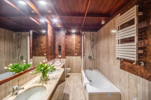 罗马麦迪逊酒店的浴室配有2个盥洗盆和1个浴缸。