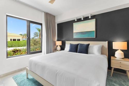 棕榈滩Bocobay Gold Coast Resort的一间卧室设有一张大床和一个大窗户