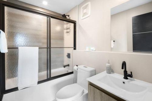布鲁克林Brooklyn love loft - Private hidden gem in Brooklyn的白色的浴室设有卫生间和水槽。