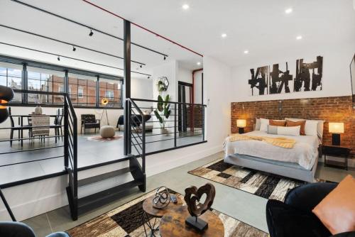 布鲁克林Brooklyn Bay Full spacious Unique trendy loft的一间卧室设有一张床和一间客厅。