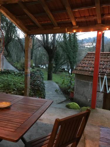阿马兰特5ª d'azenha - River and Nature的一座带木桌和椅子的庭院和一座建筑