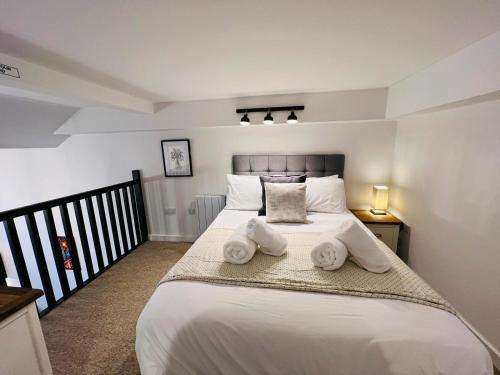 赫里福德Apartment 6 Sullivan House的卧室配有带毛巾的大型白色床