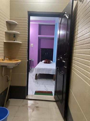 巴特那Riru girlstay的浴室设有紫色的床铺