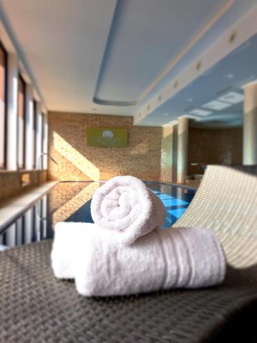 加兰塔加兰泰酒店的坐在玻璃桌旁的一大堆毛巾