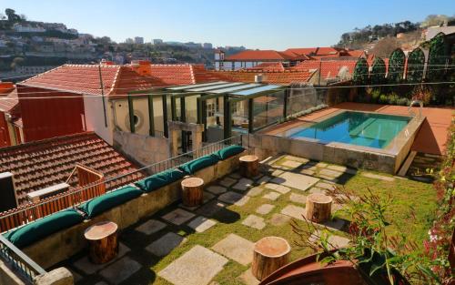 波尔图Porta Nobre - Exclusive Living Hotel的一座房子的顶部设有一个游泳池