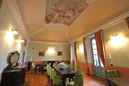 莱泽诺Palazzo Del Vicerè的一间带桌椅的用餐室