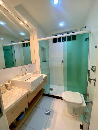 里约热内卢Apartamento Encantador Leme - Prédio na Orla的一间带水槽、淋浴和卫生间的浴室