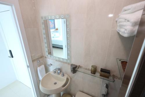 萨利纳斯Mejor que un Hotel的一间带水槽和镜子的浴室