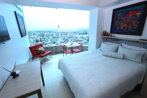 萨利纳斯Mejor que un Hotel的卧室设有白色的床和大窗户