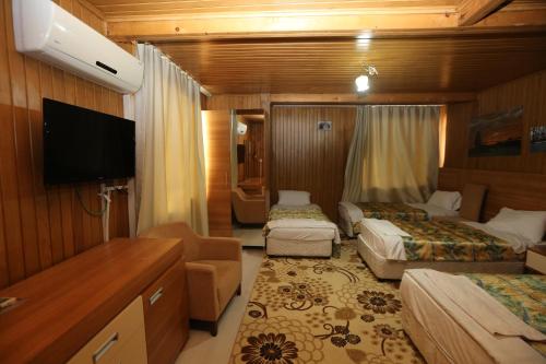 Kahta内姆鲁特科马吉酒店的一间酒店客房,设有两张床和电视