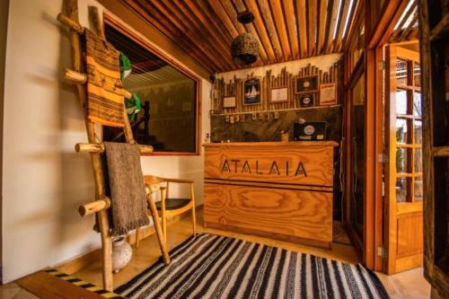 安托法加斯塔Hostal Geosol的客房设有带书桌的小木屋。