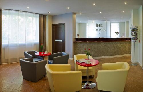 斯卡日斯科-卡缅纳科美思酒店的大堂设有桌椅和等候室