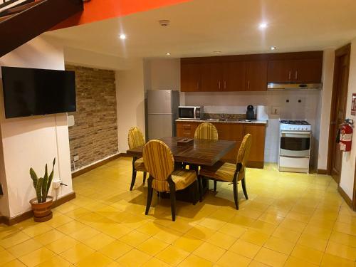 巴拿马城Oasis Hotel的厨房以及带桌椅的用餐室。