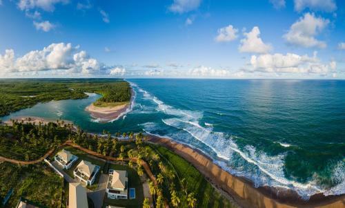 拜肖Ponta de Inhambupe Hotel Boutique & Spa by Slaviero Hoteis的享有海滩和海洋的空中景致