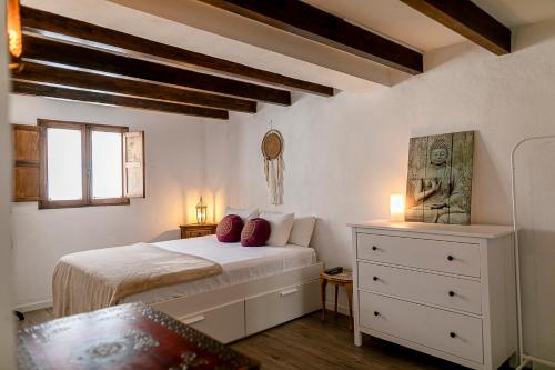 埃尔泰勒罗LAZURITE MASPALOMAS Apartamentos Sur Gran Canaria的一间卧室配有一张带红色枕头的床