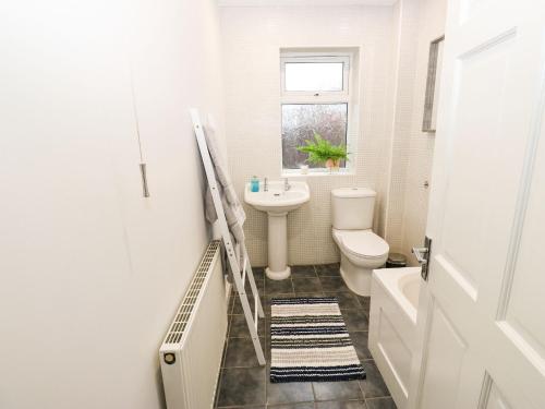 塔德卡斯特Maple House的白色的浴室设有水槽和卫生间。