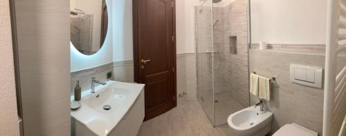 卡斯塔诺兰泽Casa vacanze Martina的一间带水槽、卫生间和镜子的浴室