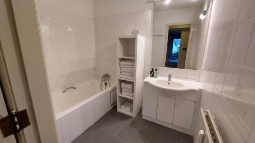 梅赫伦Willem One的白色的浴室设有水槽、浴缸和镜子