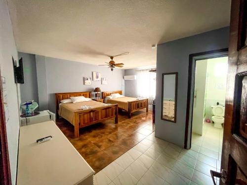 丹格里加北梭鱼酒店的客房设有带两张床的卧室和一间浴室。