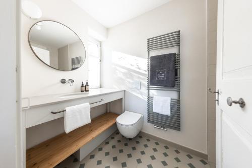 卡尔达罗Smart Suites Kaltern - Apartments am Kalterer See的一间带卫生间和镜子的浴室