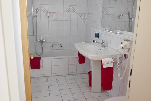 瑞吉卡尔巴德雪绒花香草酒店 的浴室配有盥洗盆和浴缸。