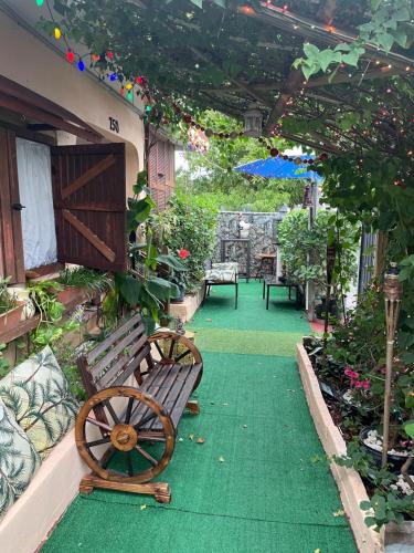 迈阿密Habitación Céntrica calle 8 Miami的庭院设有木凳和遮阳伞。