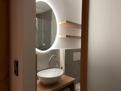 翁肯Heutaler Hof - Hotel im Naturidyll的浴室设有白色水槽和镜子